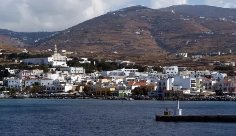 Το Tera Jet 2 επέστρεψε στην Τήνο με βλάβη στον καταπέλτη