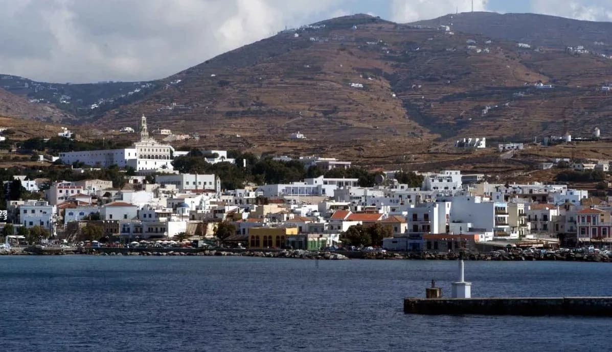 Το Tera Jet 2 επέστρεψε στην Τήνο με βλάβη στον καταπέλτη