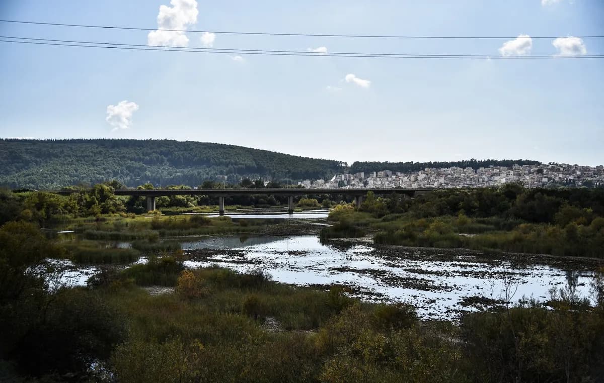 Δύο 13χρονοι εγκλωβίστηκαν στον ποταμό Άραχθο
