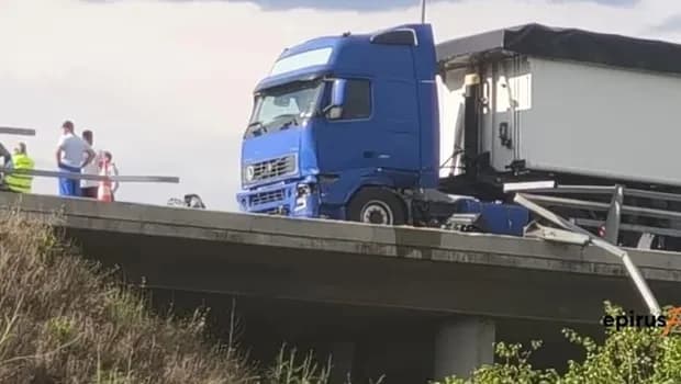 Ανατροπή νταλίκας στην Εγνατία κοντά στα διόδια Δροσοχωρίου