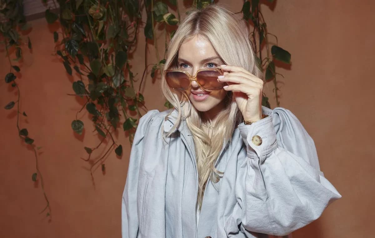 Η Sienna Miller και το κόλπο με τις ψεύτικες φακίδες