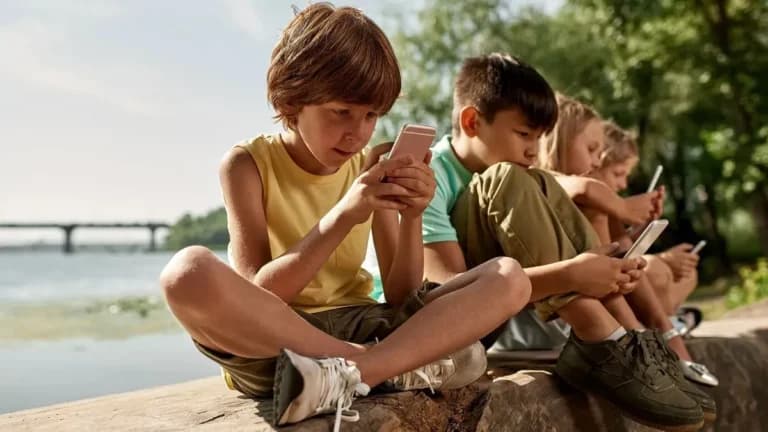Η Σουηδία συστήνει: Όχι smartphone σε παιδιά κάτω των 13