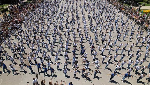 832 χορευτές έσπασαν το ρεκόρ Γκίνες για το ζεϊμπέκικο