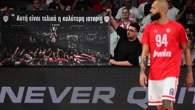 Το πανό των οπαδών του Ολυμπιακού στον Σλούκα