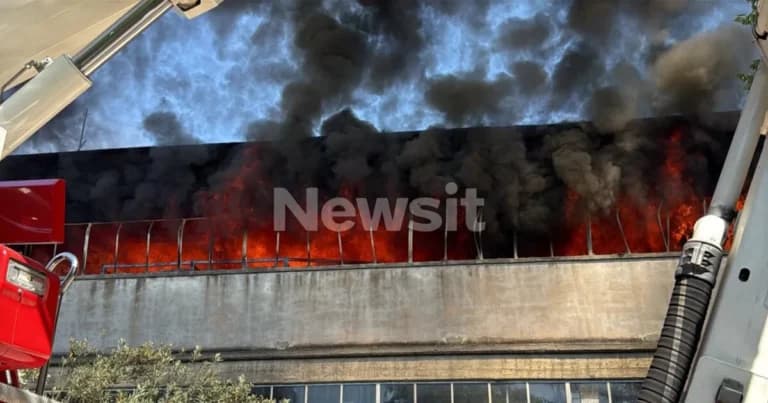 Πυρκαγιά σε εργοστάσιο τουριστικών ειδών στο Αιγάλεω
