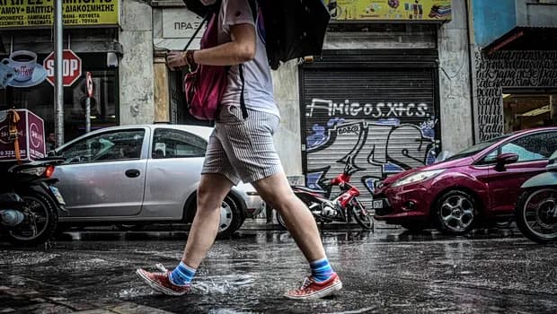 Ο καιρός σήμερα: Βροχές, καταιγίδες και 33 βαθμοί Κελσίου