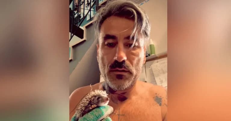 Ο Γιώργος Μαυρίδης σώζει μωρό σκαντζόχοιρο