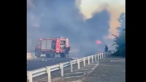 Ανατροπή και φωτιά φορτηγού στην ΠΑΘΕ κοντά στο Βελεστίνο