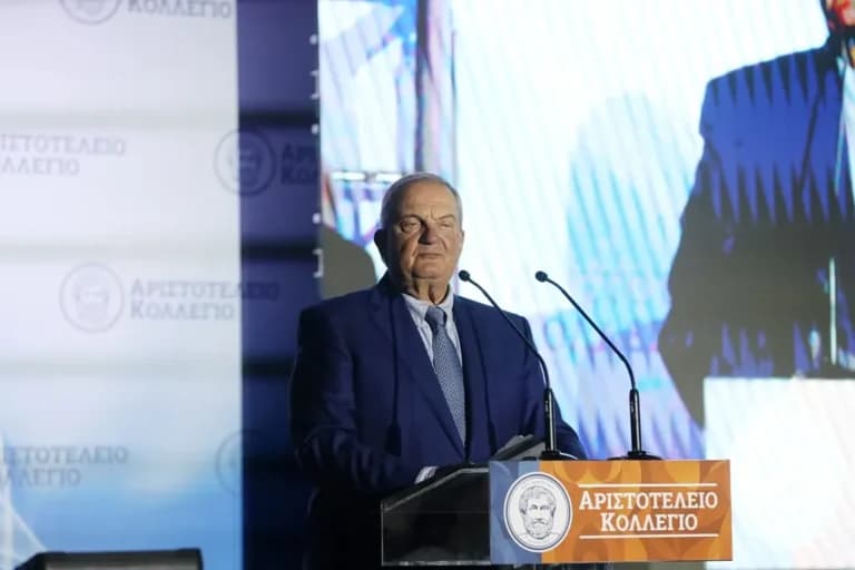 Ο Καραμανλής πυροβολεί κυβέρνηση με στίχους Κηλαηδόνη