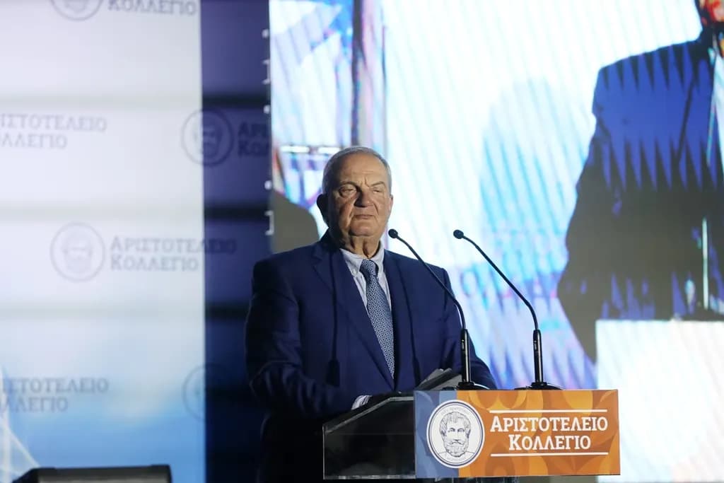 Ο Καραμανλής πυροβολεί κυβέρνηση με στίχους Κηλαηδόνη