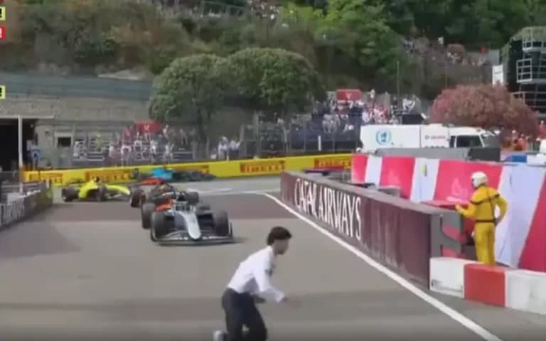Άνδρας εισβάλλει στην πίστα σε αγώνα Formula 2
