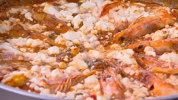 Η συνταγή για γαρίδες σαγανάκι με φέτα του Σκαρμούτσου