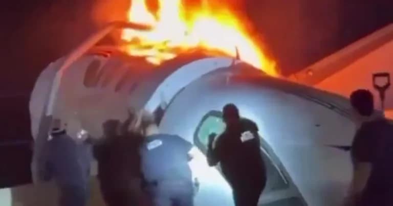Αεροσκάφος Cessna συνετρίβη σε αυτοκινητόδρομο στο Τέξας