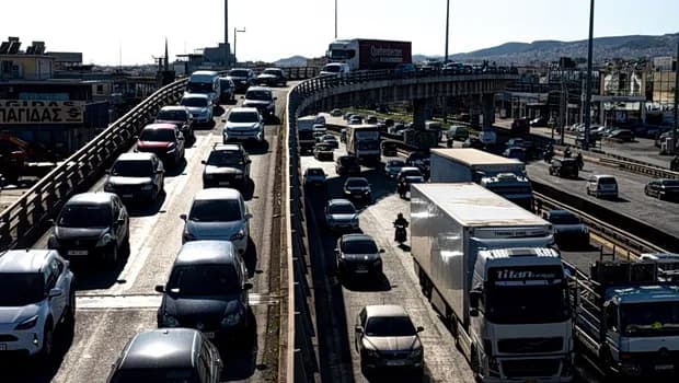 Κυκλοφοριακό κομφούζιο στην Αττική – Ο Κηφισός στο κόκκινο