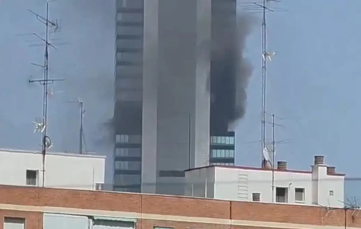 Φωτιά και εκκένωση στον ουρανοξύστη Torre Moeve στη Μαδρίτη