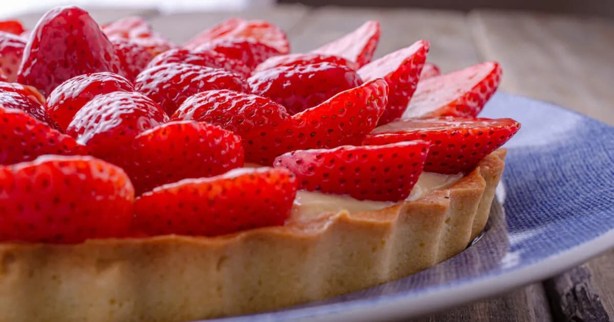 Η καλοκαιρινή τάρτα ψυγείου με dulce de leche και φράουλες