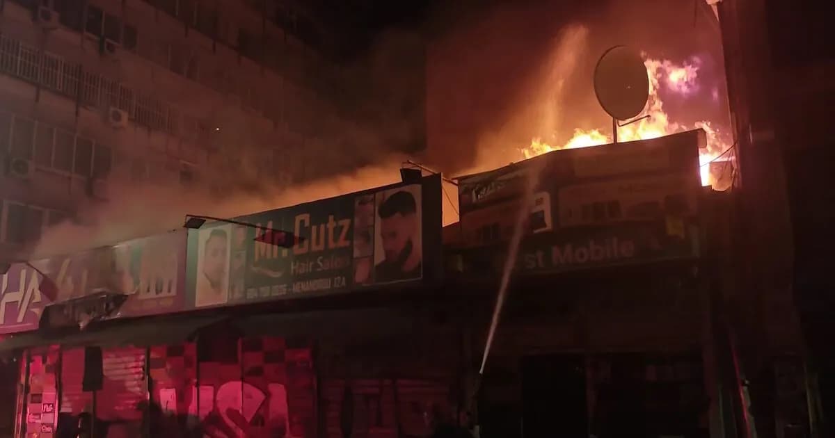 Φωτιά στην Ομόνοια κατέστρεψε κατάστημα κινητής τηλεφωνίας