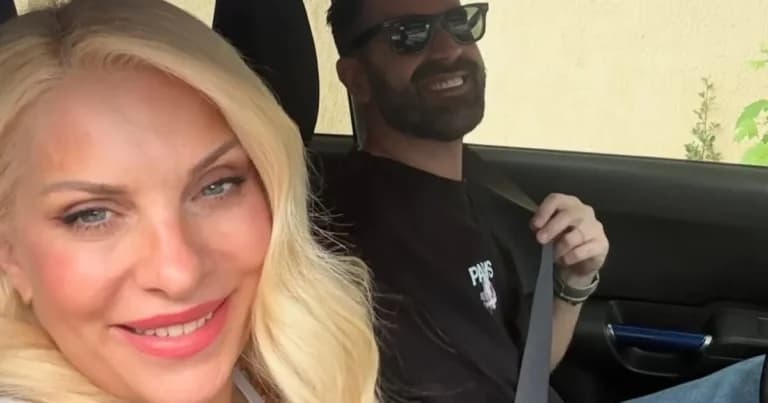 Η Ελένη Μενεγάκη σε καλοκαιρινή βόλτα με τον Sir Stathis