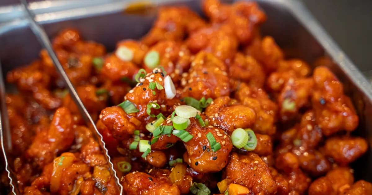 Τραγανό κοτόπουλο με σάλτσα μελιού και sriracha