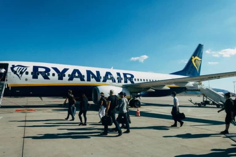 Η Ryanair στο μικροσκόπιο για χρεώσεις θέσεων παιδιών