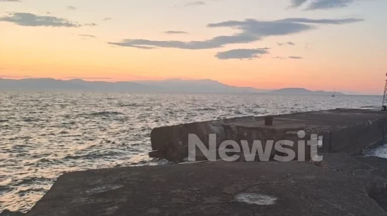 Το Andros King έκοψε στα δύο τον προβλήτα της Ραφήνας