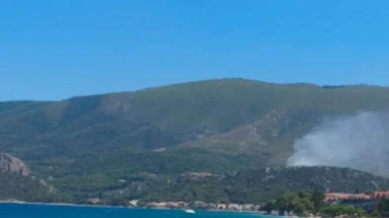 Διπλή φωτιά στην Κορινθία: Οριοθετήθηκαν οι εστίες