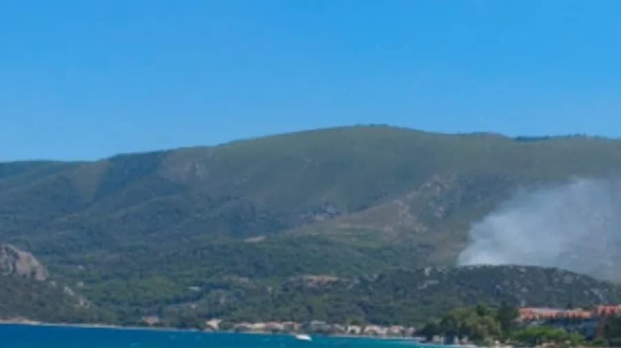 Διπλή φωτιά στην Κορινθία: Οριοθετήθηκαν οι εστίες