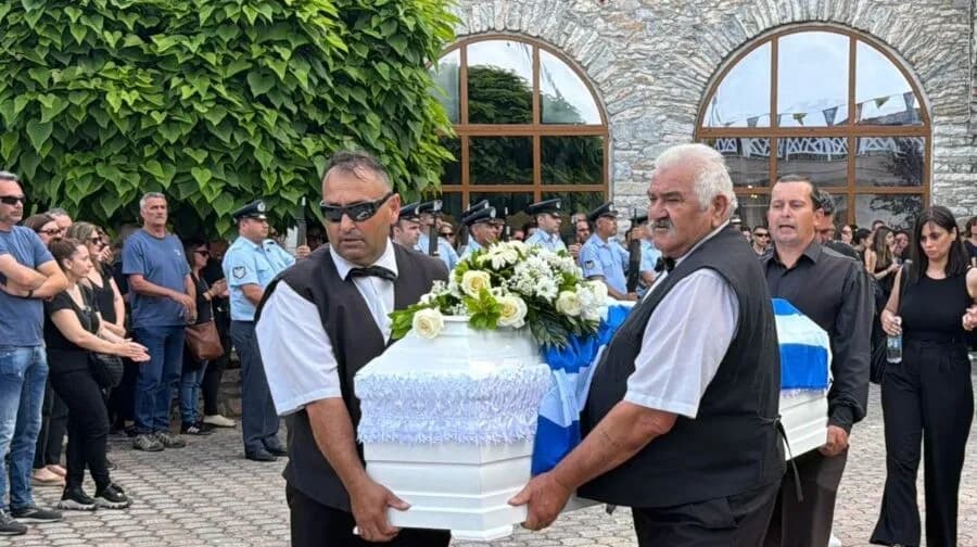 Η κηδεία της Αντιγόνης: Αντίο στη Δράμα στη θύμα γυναικοκτονίας
