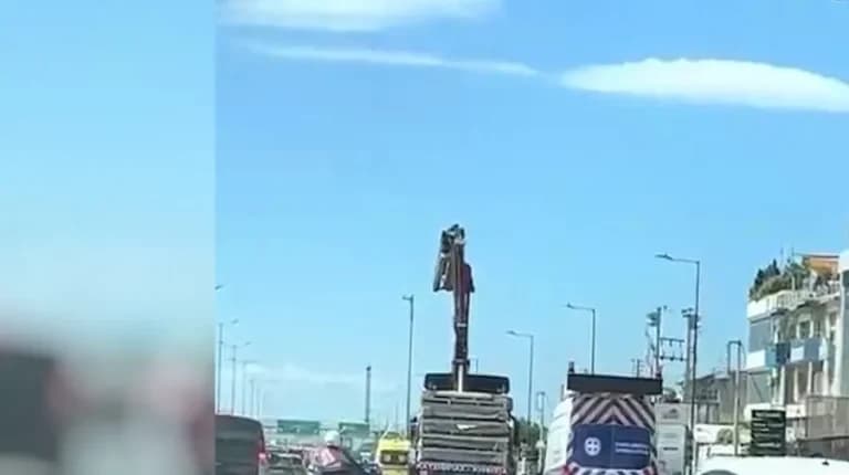 Τρόμος στον Κηφισό: Γερανός φορτηγού γκρέμισε πινακίδα