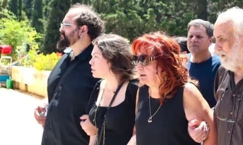 Το τελευταίο «αντίο» στον Σωτήρη Τσόγκα — Συντετριμμένη η Μαίρη Ραζή