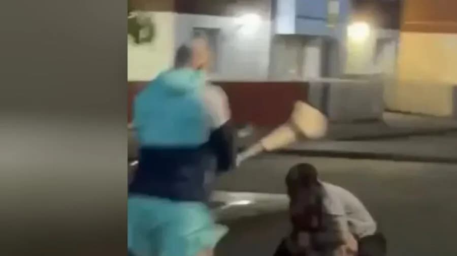 Ο Ήρωας του Μπέλφαστ: Σταμάτησε αποκεφαλισμό με χέρλινγκ
