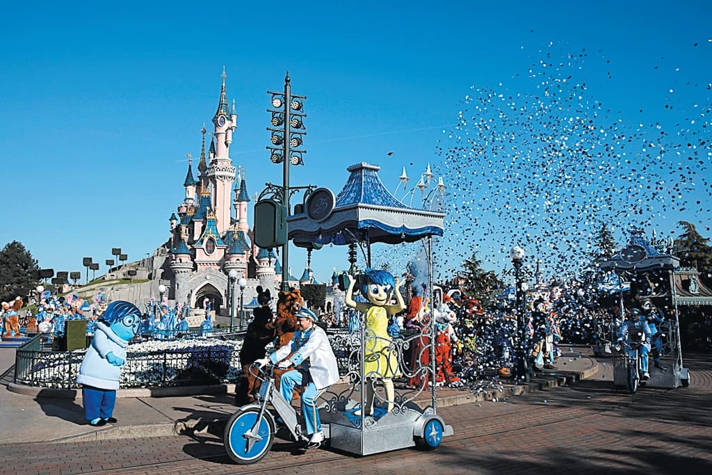 Τρόμος στη Disneyland: 13χρονος έπεσε από καταρράκτη 15 μέτρων