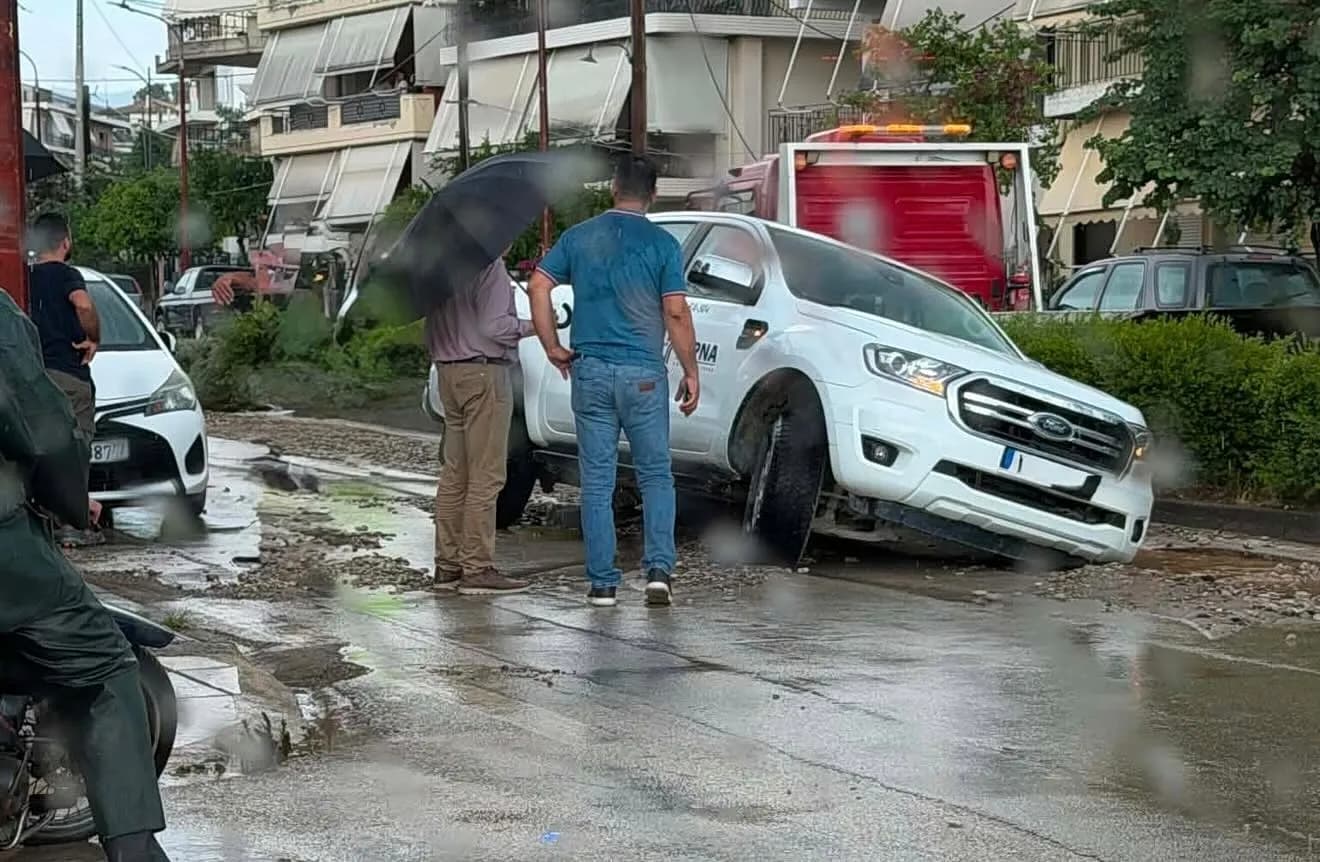 Μπουρίνι έπληξε το Αγρίνιο: Καθίζηση σε κεντρικό δρόμο