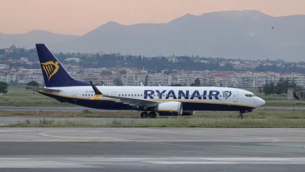 Η Ryanair υπό έρευνα για χρεώσεις γονέων με παιδιά