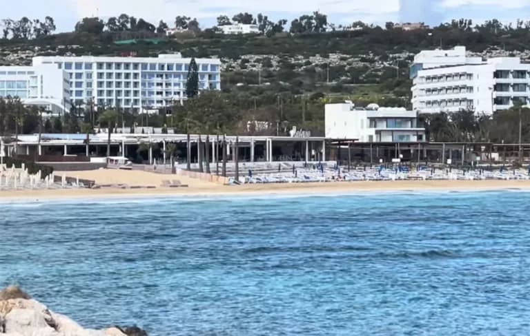 Η Κύπρος κερδίζει έδαφος με νέες βρετανικές ταξιδιωτικές οδηγίες