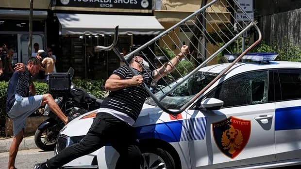 Η Αλβανία σε αναταραχή: Δακρυγόνα κατά διαδηλωτών στα Τίρανα