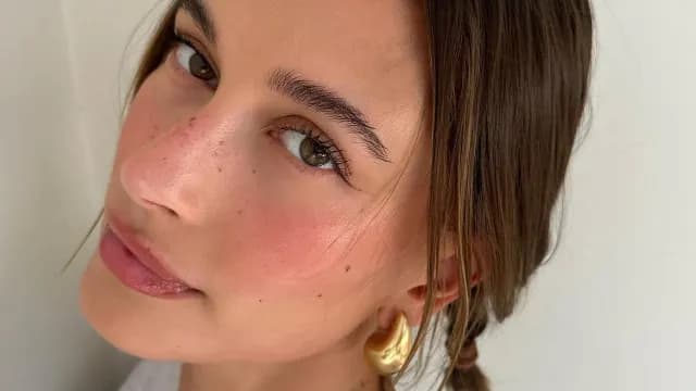 Το beauty hack της Hailey Bieber για λαμπερό βλέμμα