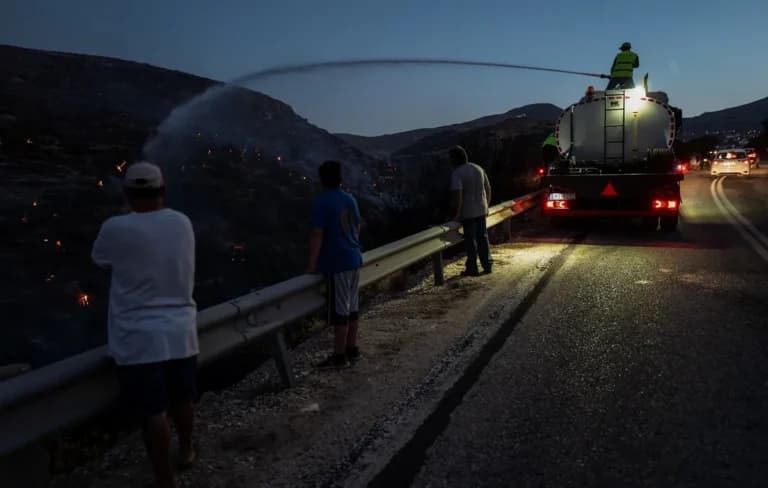 Η φωτιά στην Πάρο: Νέα αναζωπύρωση και εκκενώσεις οικισμών