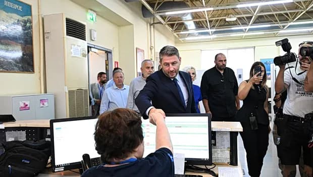 Ο Ανδρουλάκης στο ΕΚΑΒ: Αιχμές κατά Γεωργιάδη για fake news