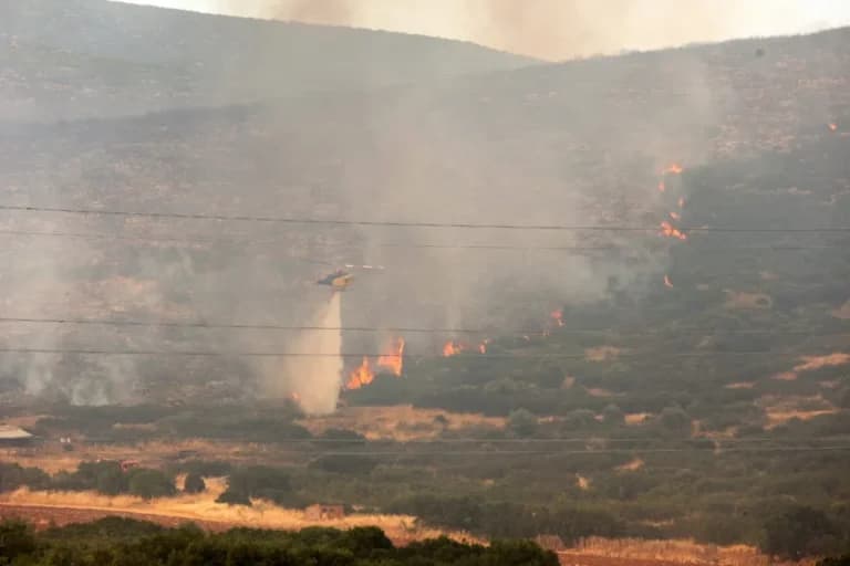 Η φωτιά στο Καλαπόδι Φθιώτιδας: Εκκενώσεις σε δύο οικισμούς