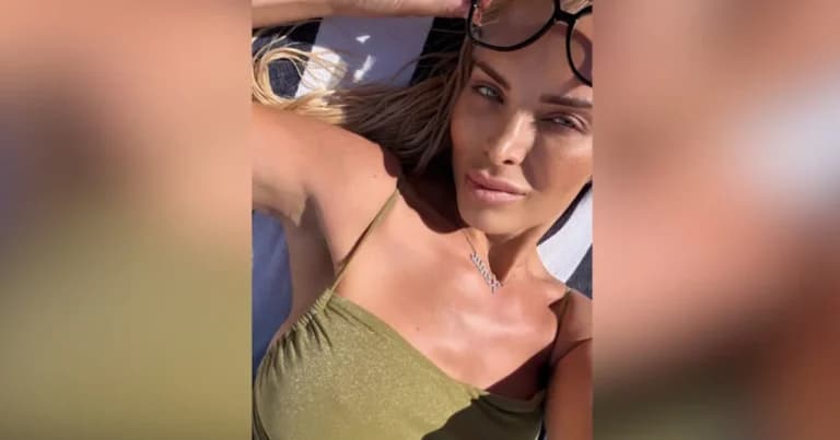 Η Κατερίνα Καινούργιου ποζάρει με μαγιό στην Πάρο