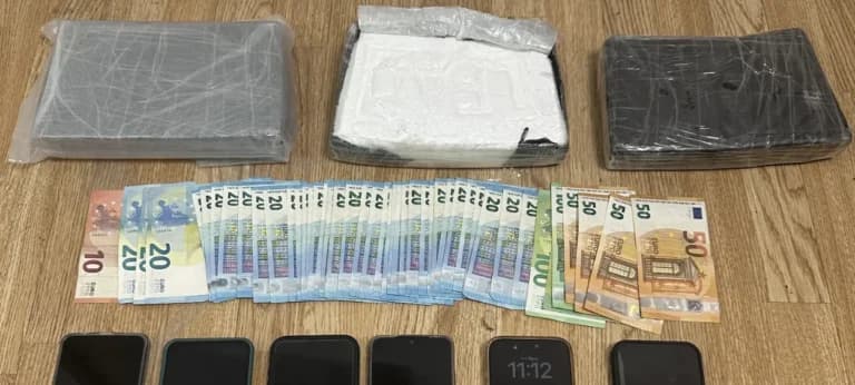 Σύλληψη τριών ανδρών στην Αττική για διακίνηση κοκαΐνης