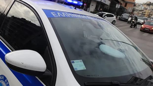 Τροχαίο στην Πειραιώς: ΙΧ έπεσε πίσω από φορτηγό, ένας τραυματίας
