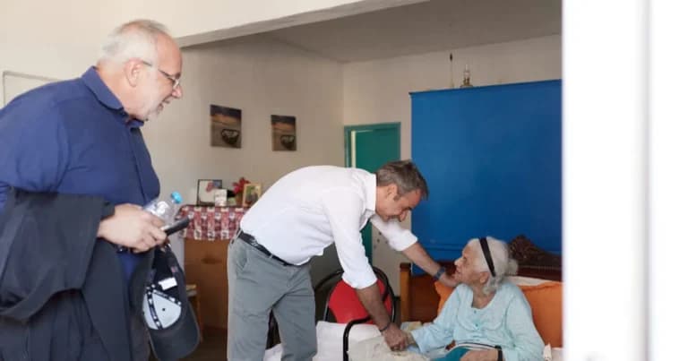 Ο Μητσοτάκης επισκέφθηκε τη 102χρονη στο Αγαθονήσι