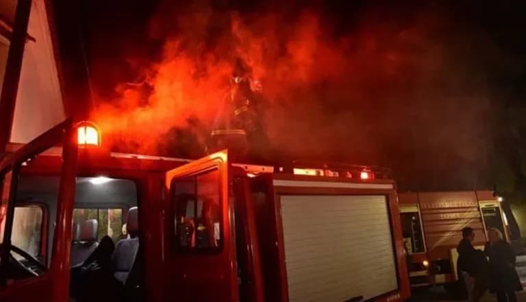 Φωτιά σε εργοστάσιο ανακύκλωσης στο Μαρκόπουλο Αττικής