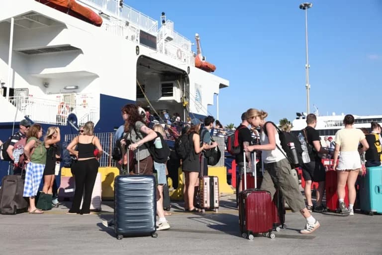 Η έξοδος αδειούχων γεμίζει λιμάνια και εθνικές οδούς