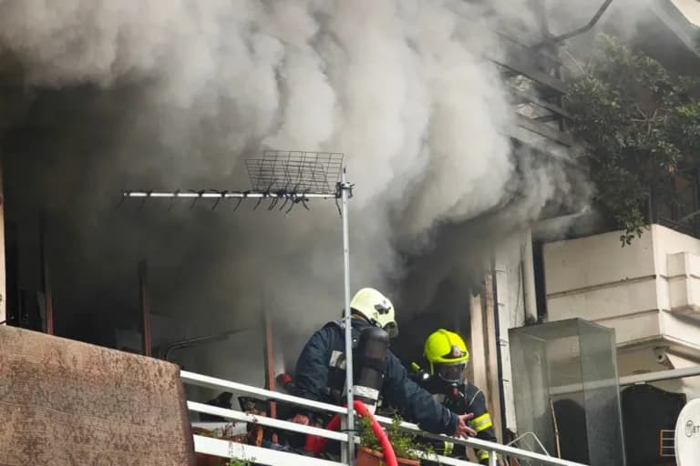 Η φωτιά στον Πειραιά κατέστρεψε διαμέρισμα στην Καλλιγά
