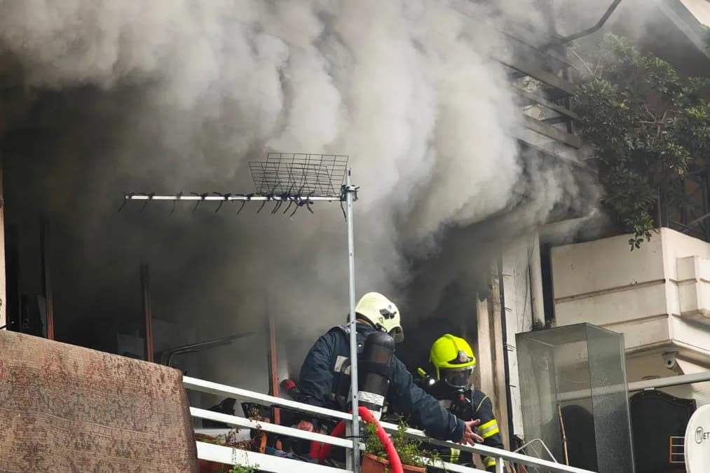 Η φωτιά στον Πειραιά κατέστρεψε διαμέρισμα στην Καλλιγά