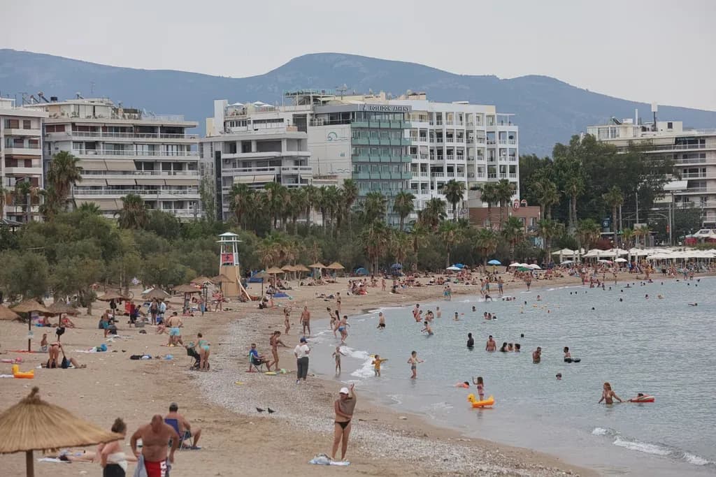 Οι Αθηναίοι στις παραλίες, υψηλός κίνδυνος πυρκαγιάς αύριο