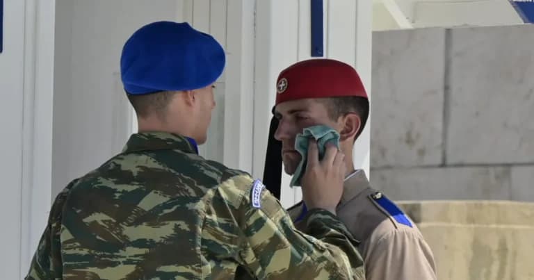 Οι Εύζωνες παραμένουν αγέρωχοι στον καύσωνα των 43 βαθμών